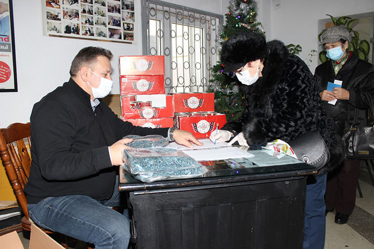 Cadouri primite de membrii CARP Umanitatea cu ocazia sarbatorii de Mos Nicolae 2020